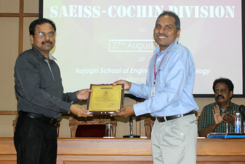 Mr. Sriraman presents memento to SAEISS Cochin Division Secretary